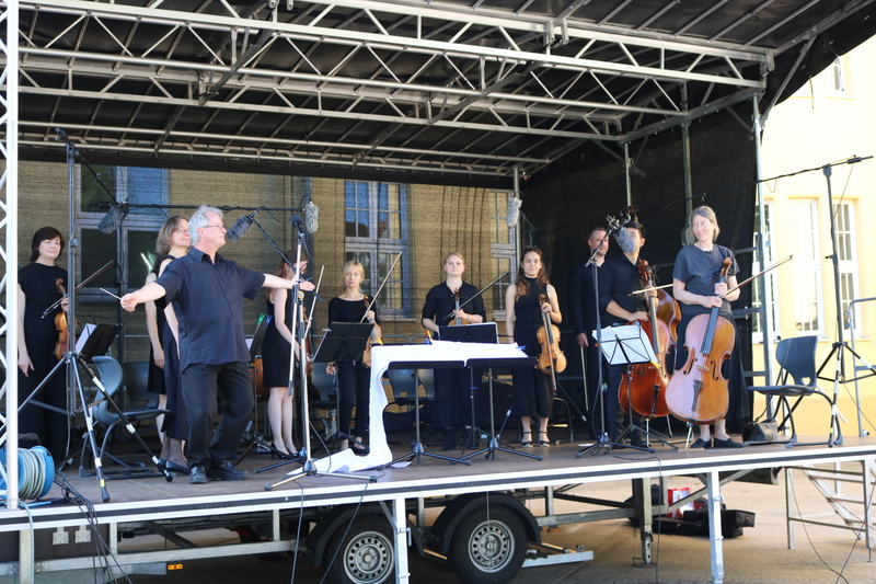 Open-Air-Konzert begeistert auf Schulhof, Berlin-Buch